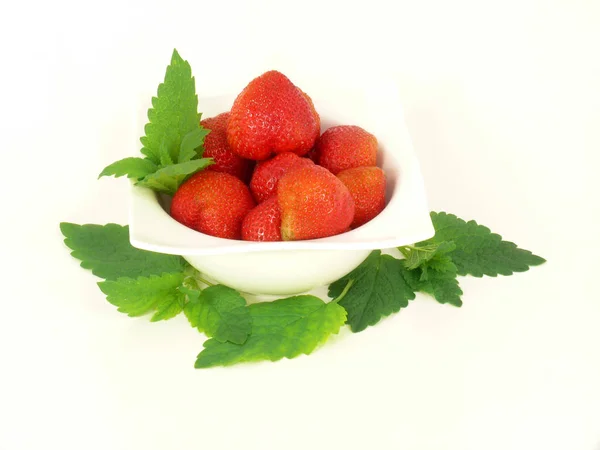 Frische Erdbeeren Einer Schüssel Auf Weißem Hintergrund — Stockfoto