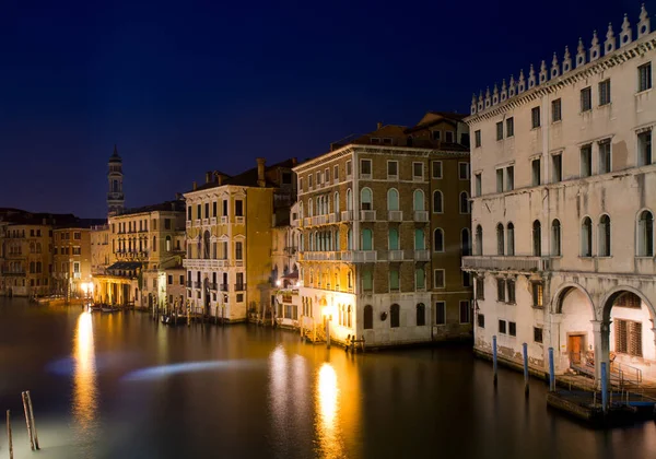 이탈리아 베니스의 리알토 다리에서 보이는 시간대에 대운하 — 스톡 사진