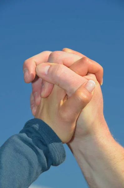 Руки Пары Вместе — стоковое фото