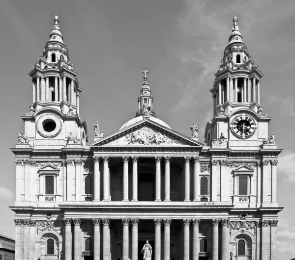 圣保禄大教堂在伦敦 直线的正面视图 — 图库照片