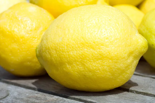 庭のテーブルの上にレモンのグループ — ストック写真
