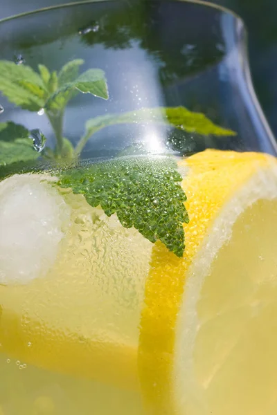 Коктейль Ломтиками Лимона Ледяными Кексами — стоковое фото