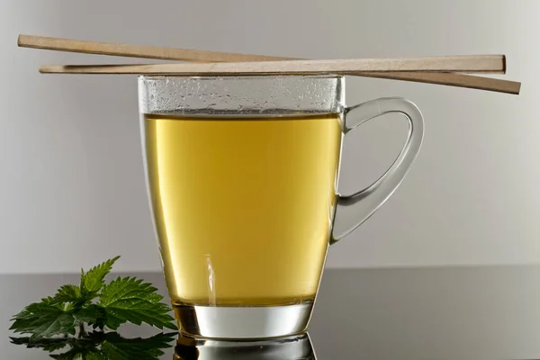 Chá Verde Com Reflexão — Fotografia de Stock