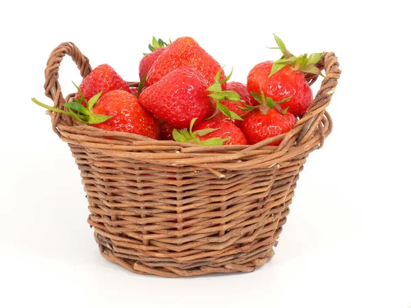 篮子里的新鲜草莓 — 图库照片