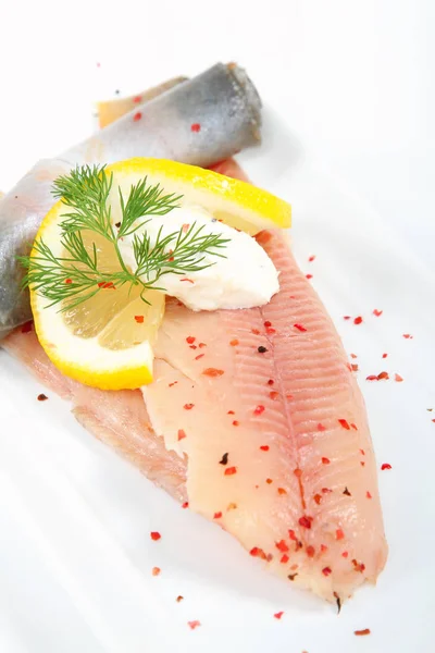 Ikan Trout Asap Dengan Lobak Krim — Stok Foto