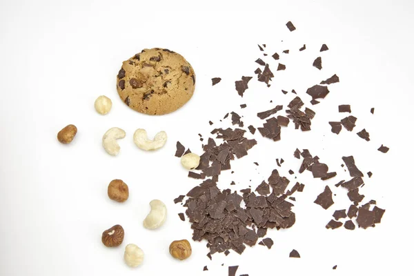 白色背景的巧克力饼干 配以烤巧克力和坚果 — 图库照片