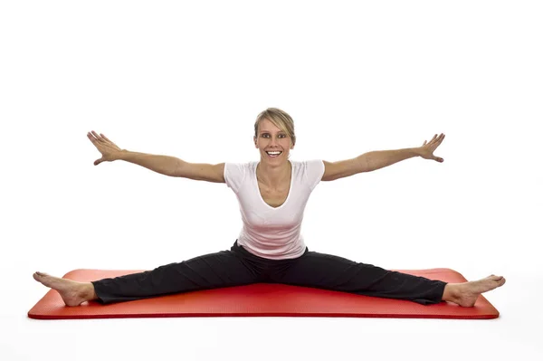 Mogen Kvinna Som Motionerar Yoga Isolerad Vitt — Stockfoto