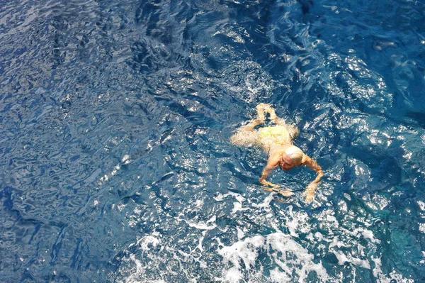 Jovem Nadando Piscina — Fotografia de Stock