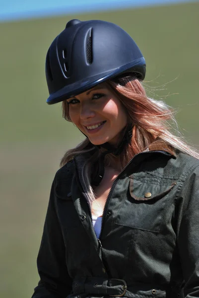 Joven Chica Equitación Sombrero Seguridad — Foto de Stock