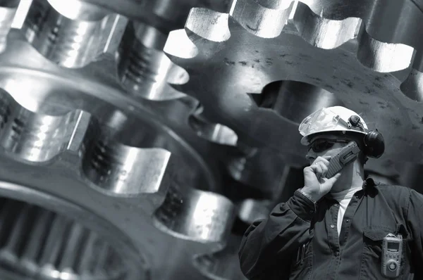 Ingeniero Trabajador Maquinaria Grande Rueda Del Engranaje Fondo Simbólico Con — Foto de Stock