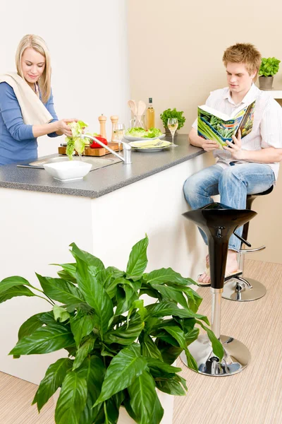 Almoço Casal Feliz Cozinhar Salada Mulher Lavar Alface — Fotografia de Stock