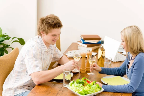 Gelukkig Paar Genieten Van Wijn Eet Salade Keuken — Stockfoto