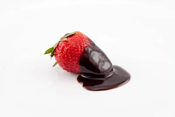 Morango Vermelho Fresco Com Chocolate Isolado Sobre Fundo Branco — Fotografia de Stock