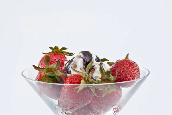 Fragole Con Crema Cioccolato Isolate Fondo Bianco — Foto Stock