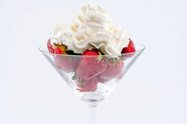 Erdbeeren Mit Creme Einer Tasse Isoliert Auf Weißem Hintergrund — Stockfoto