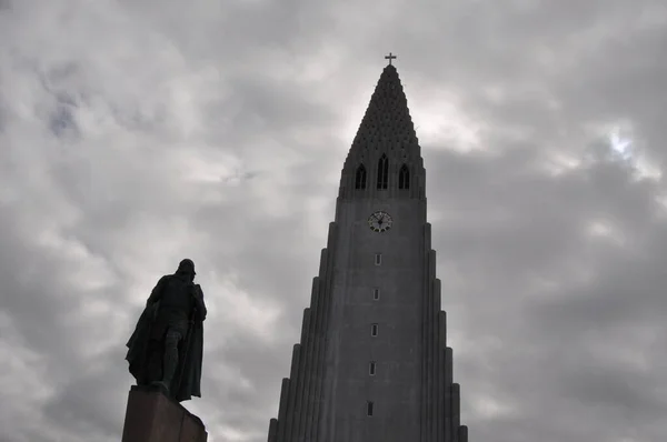 Island Hallgrimskirche Reykjavik Mit Wikingerdenkmal — Stockfoto