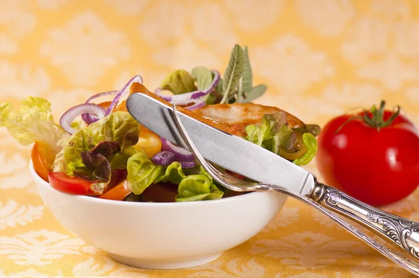 Sarı Arka Planda Hindi Göğsüyle Karışık Salata — Stok fotoğraf