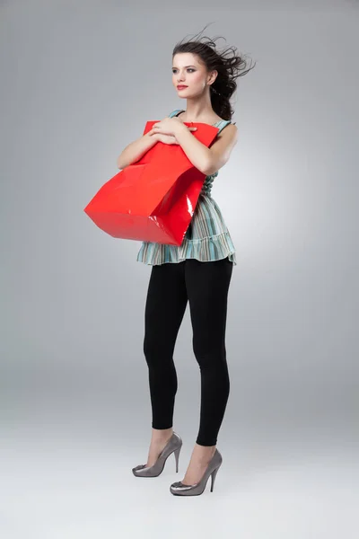 Große Brünette Frau Mit Roter Einkaufstasche — Stockfoto