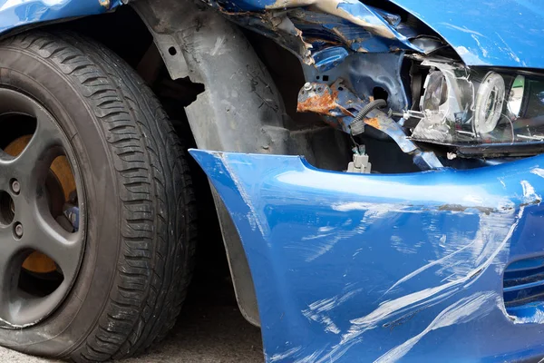 金属板材损坏事故 压痕的汽车在路上 — 图库照片