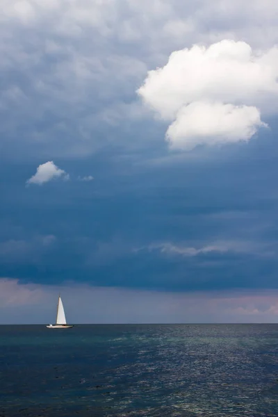 Velero Amenazando Nubes Oscuras —  Fotos de Stock