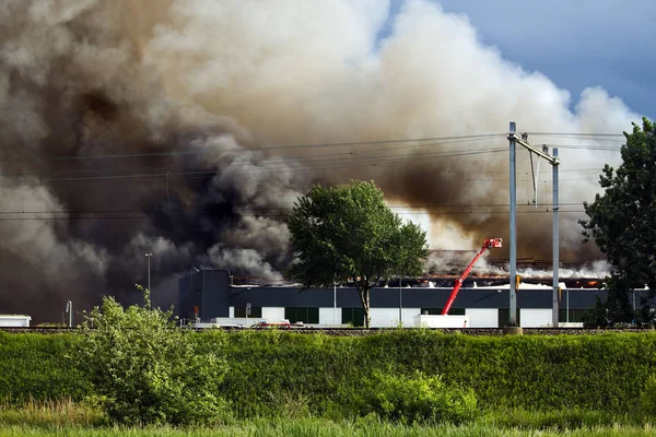 Палаючий Переробний Завод Важким Димом Пожежними Бійцями Намагаються Контролювати Пожежу — стокове фото