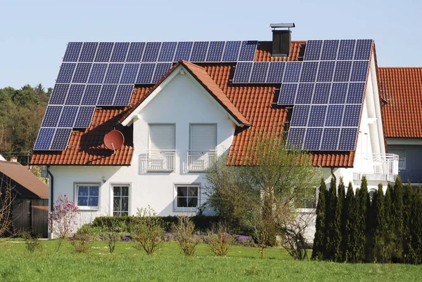 Casa Residencial Com Instalação Fotovoltaica — Fotografia de Stock