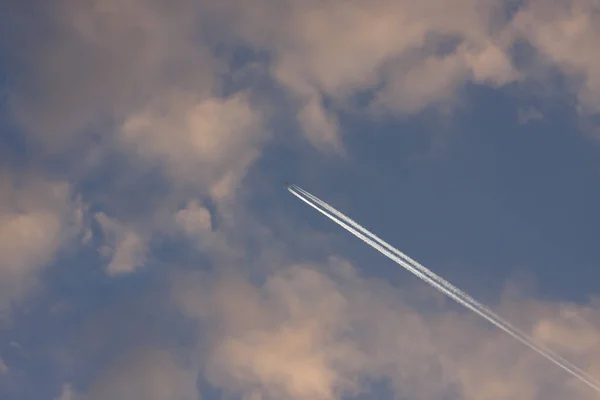 雲の上を飛ぶ飛行機は — ストック写真