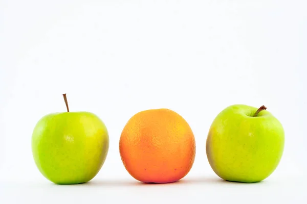 Zwei Äpfel Und Orange Isoliert Auf Weißem Hintergrund — Stockfoto