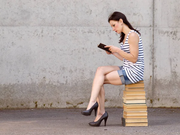 Mujer Joven Sentada Banco Con Libros — Foto de Stock