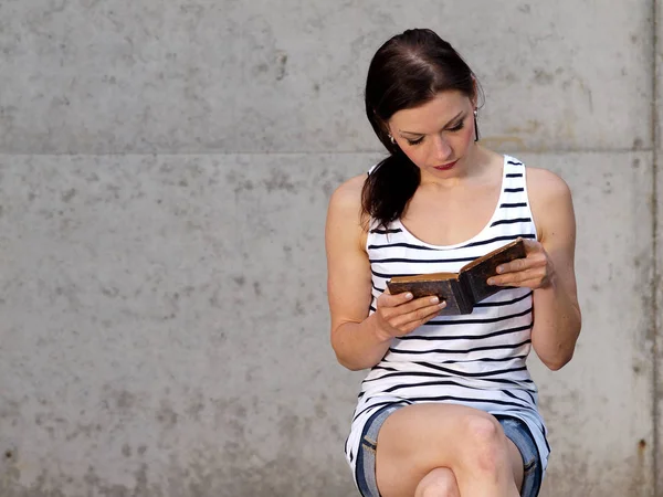 Jeune Femme Utilisant Téléphone Portable Tout Étant Assis Sur Sol — Photo