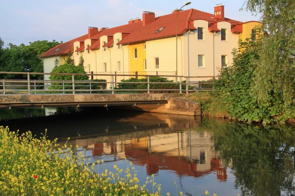 Dom Mieszkalny Nad Rzeką — Zdjęcie stockowe