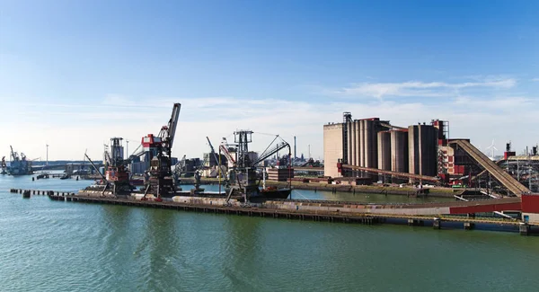 Getreideaufzug Hafen Mit Terminal Und Kränen Für Umschlag Und Beladung — Stockfoto