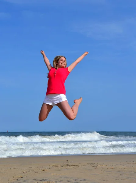 Young Woman Jumping Beach — Stock Photo, Image