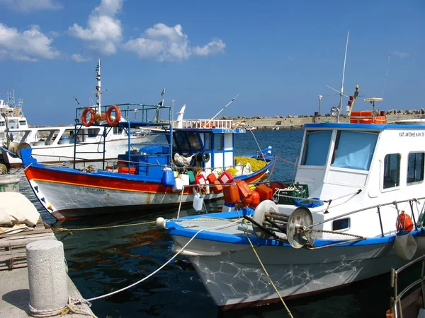 Лодки Порту Ierapetra — стоковое фото