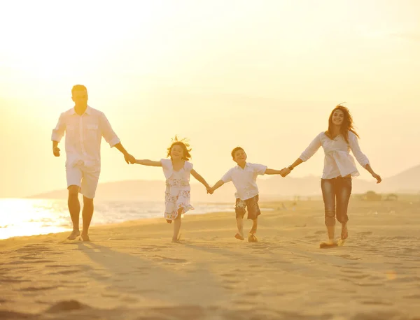 Счастливая Молодая Семья Веселится Пляже Прыгает Закате — стоковое фото