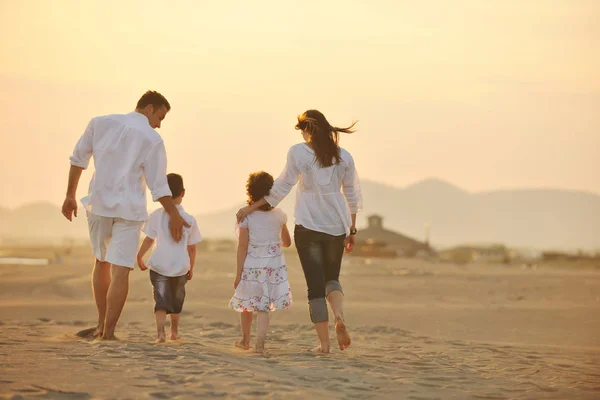 Glückliche Junge Familie Hat Spaß Auf Strandlauf Und Sprung Bei — Stockfoto
