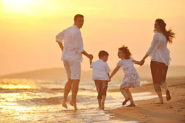 Glückliche Junge Familie Hat Spaß Auf Strandlauf Und Sprung Bei — Stockfoto