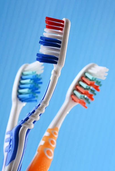 青い背景上の つの歯ブラシと組成 — ストック写真