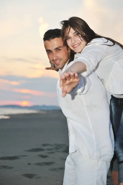 Felice Giovane Coppia Hanno Momenti Divertenti Romantici Sulla Spiaggia Durante — Foto Stock