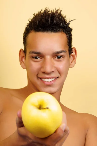Mladý Brazilec Bez Košile Nabízí Jablko Selektivní Zaměření — Stock fotografie