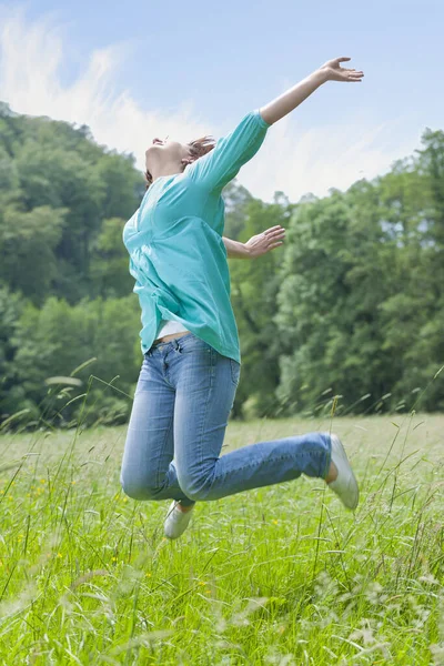 Молодая Женщина Прыгающая Парке — стоковое фото