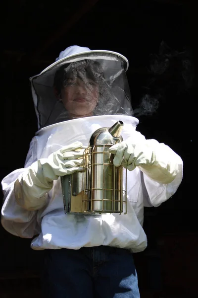 養蜂家は蜂の巣作りをしています — ストック写真