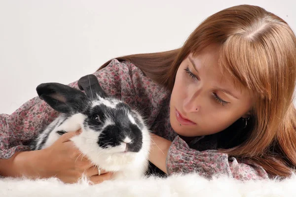 ウサギのいる美しい少女の肖像画 — ストック写真