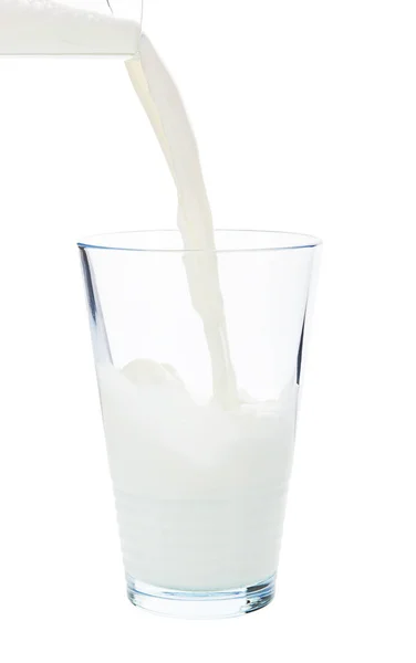 Versare Latte Bicchiere Isolato Fondo Bianco Con Percorso Ritaglio — Foto Stock
