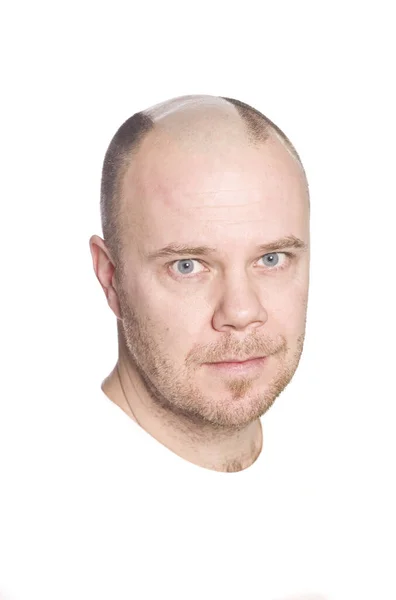 Mann Rasiert Sich Den Kopf Isoliert Auf Weißem Hintergrund — Stockfoto