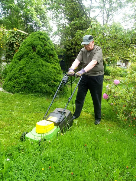 Mann Mäht Mit Schaufel Den Rasen — Stockfoto