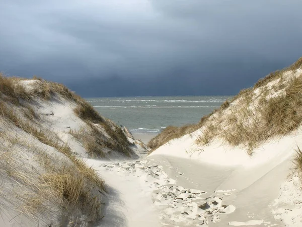 Wit Zand Voor Donkere Wolken — Stockfoto