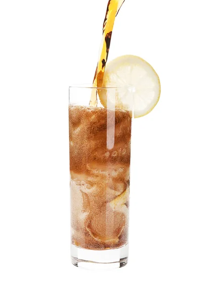 Hälla Cola Ett Glas Isolerade Vit Bakgrund Med Urklippsbana — Stockfoto