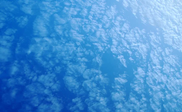 Streszczenie Błękitne Niebo Białymi Chmurami Dla Tła — Zdjęcie stockowe