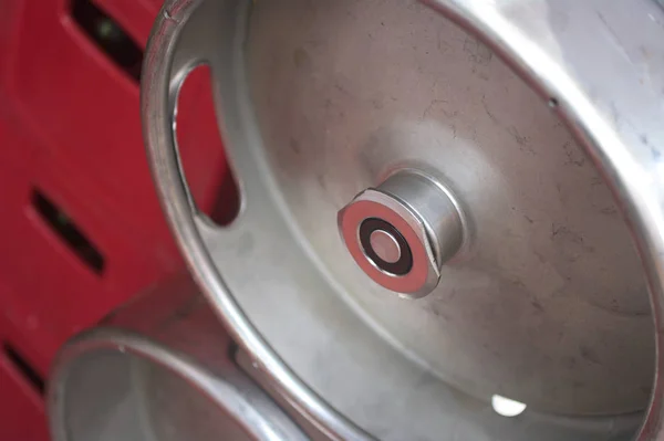 Zawór Beczki Stalowej Beczki Czerwonymi Plastikowymi Skrzynkami Piwie Tyłu Selective — Zdjęcie stockowe